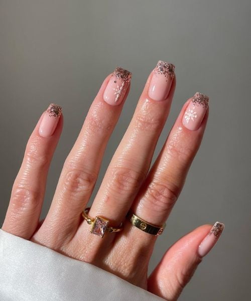 Christmas nails feature